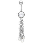 Piercing all'ombelico in argento con perle pendenti e catene su sfondo bianco