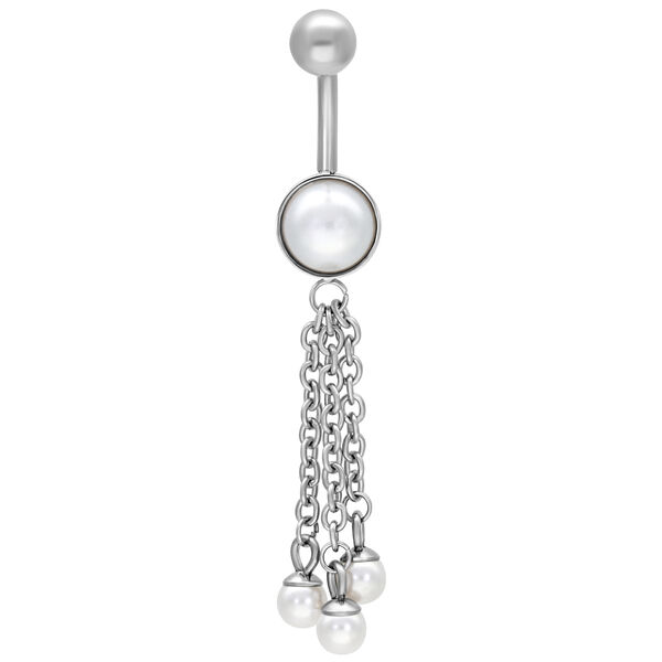 Silbernes Bauchnabelpiercing mit hängenden Perlen und Ketten auf weißem Hintergrund