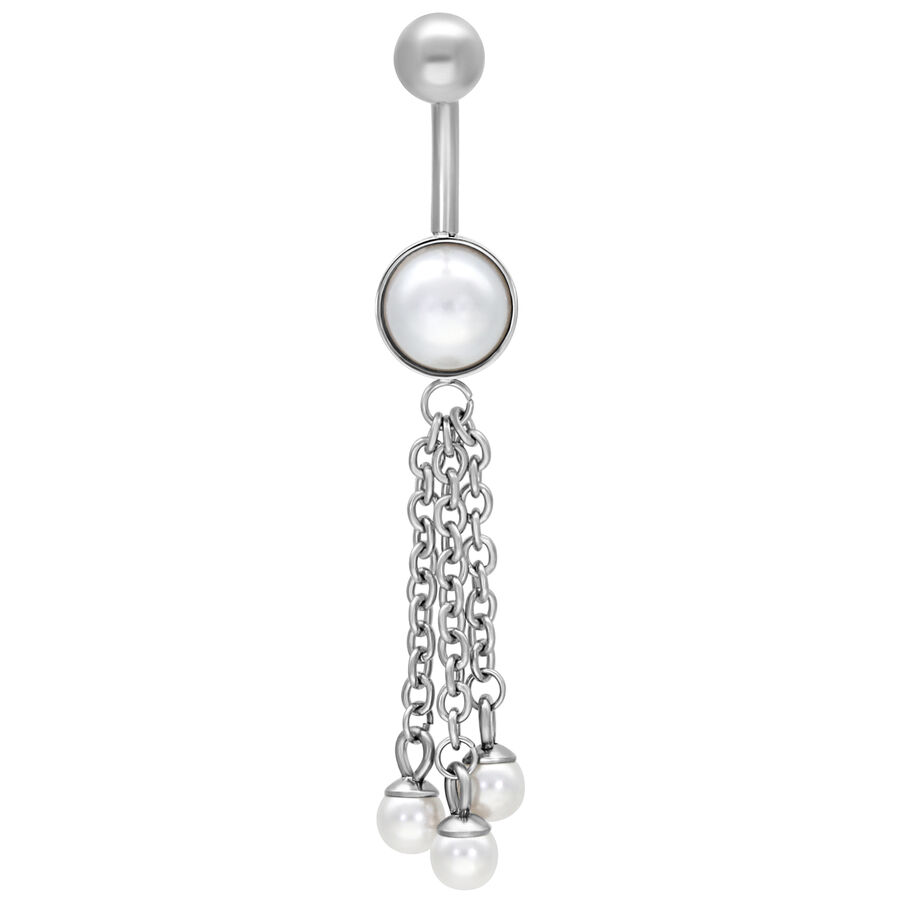 Piercing all'ombelico in argento con perle pendenti e catene su sfondo bianco