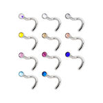 Piercing nasal plateado de titanio con cristales de colores sobre fondo blanco