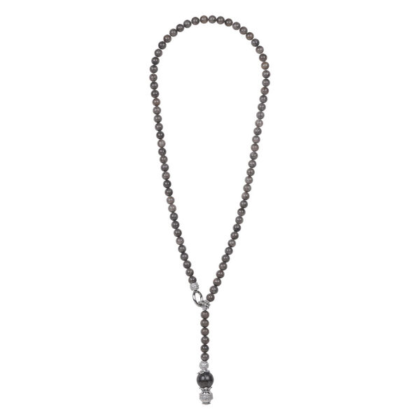Collar largo negro con perlas redondas y colgante sobre fondo blanco