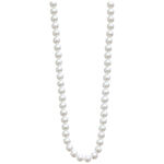 Lunga collana con grandi perle sintetiche in argento su sfondo bianco