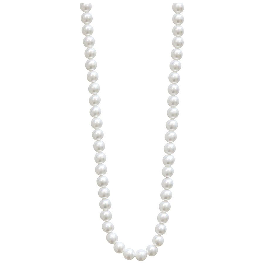 Lunga collana con grandi perle sintetiche in argento su sfondo bianco