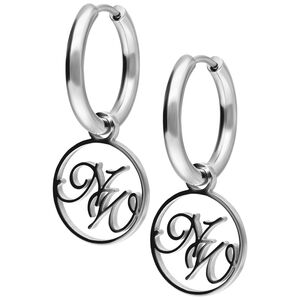 Nightwish Little Cutted Hoops in Schwarz und Silber Zwei silberne Creolen mit schwarzem Nightwish-Logo-Anhänger auf weißem Hintergrund