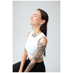 Donna con braccia tatuate indossa Little Bulldog Hoops neri su sfondo grigio