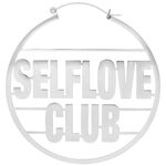 Orecchino d'argento con scritta 'Selflove Club' su sfondo bianco