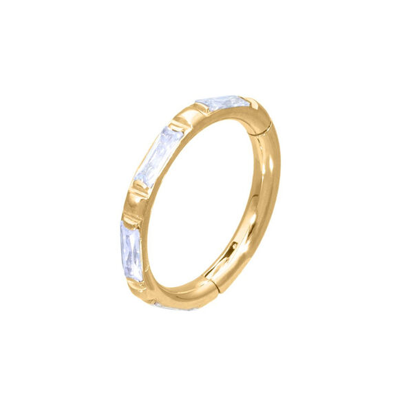 Goldener Piercingring mit klaren Kristallen auf weißem Hintergrund