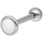 Labret in titanio argento con superficie liscia su sfondo bianco