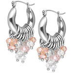 Orecchini a cerchio in argento con pendenti di cristalli rosa e chiari su sfondo bianco