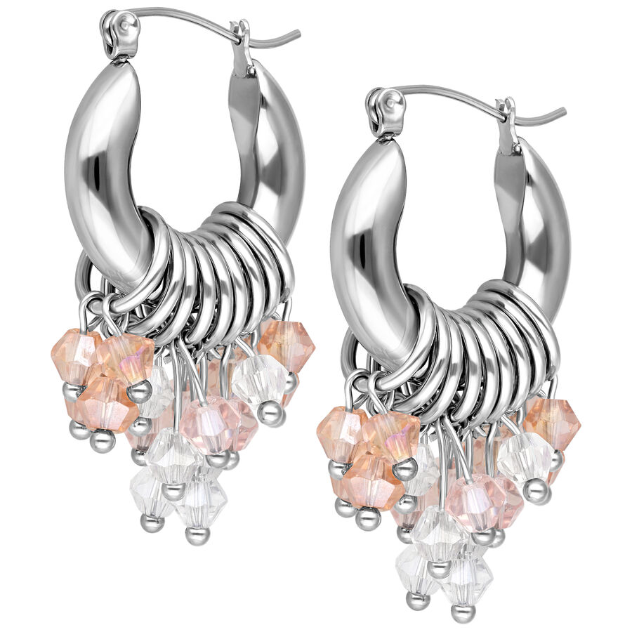 Orecchini a cerchio in argento con pendenti di cristalli rosa e chiari su sfondo bianco