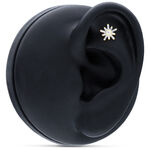 Estrella dorada con cristal claro en un modelo de oreja negro