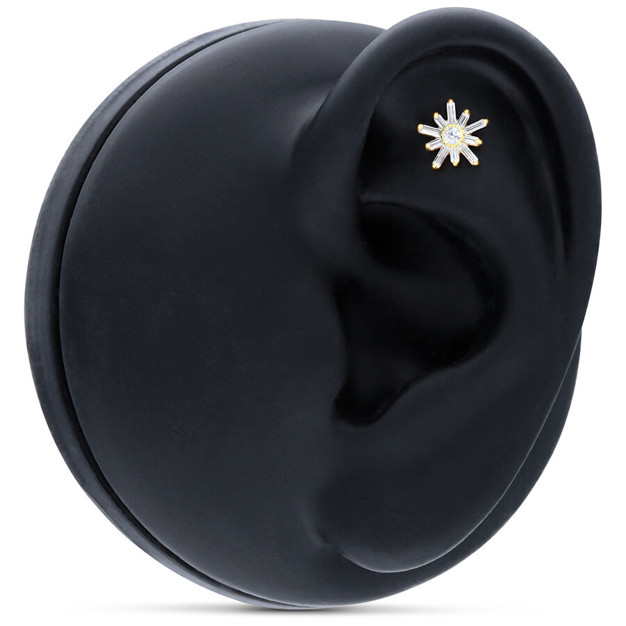 Estrella dorada con cristal claro en un modelo de oreja negro