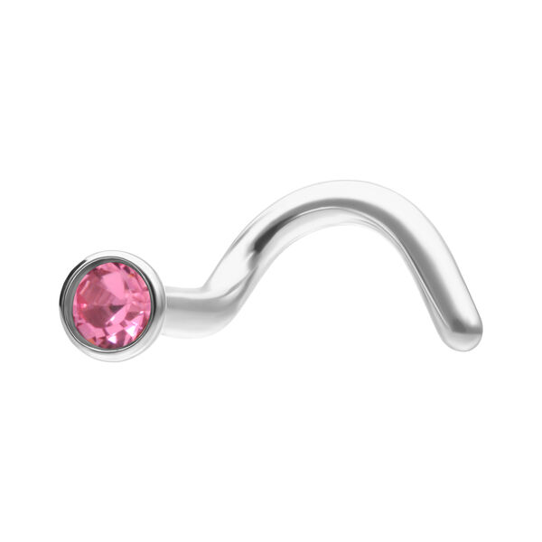 Piercing nasal de plata con cristal rosa sobre fondo blanco