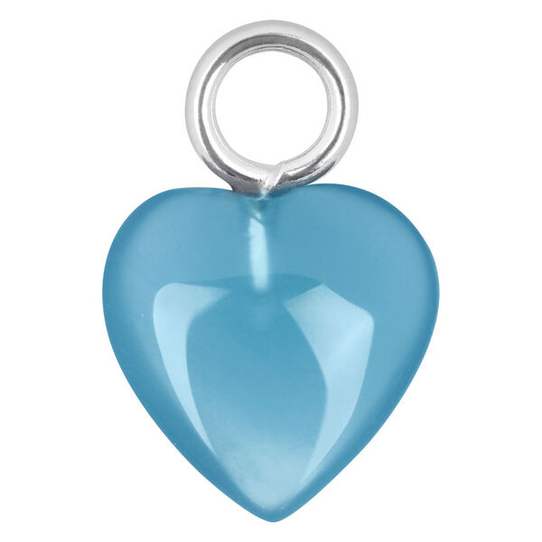 Colgante de corazón azul de acero quirúrgico sobre fondo blanco