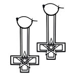 Zwei schwarze Kreuz-Pentagramm-Ohrringe aus Chirurgenstahl auf weißem Hintergrund