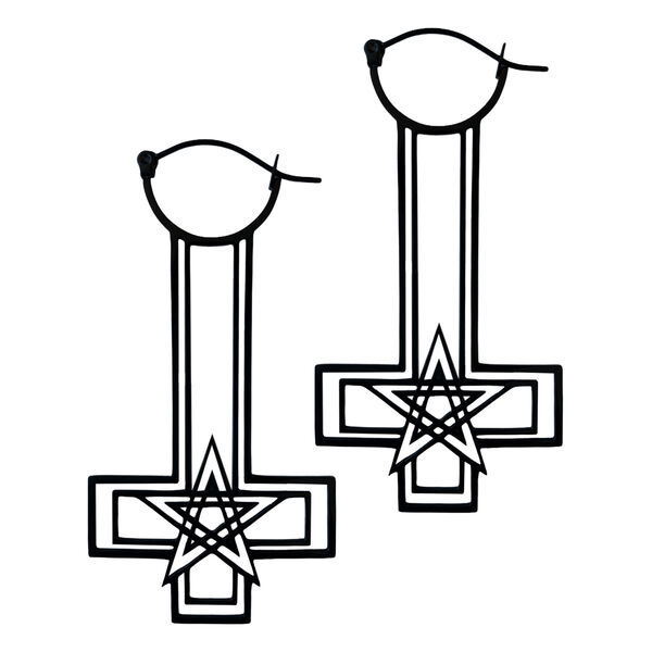 Zwei schwarze Kreuz-Pentagramm-Ohrringe aus Chirurgenstahl auf weißem Hintergrund