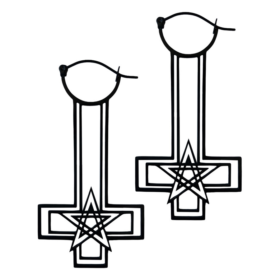 Zwei schwarze Kreuz-Pentagramm-Ohrringe aus Chirurgenstahl auf weißem Hintergrund
