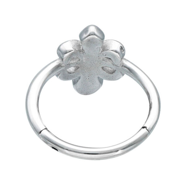 Silberner Piercingring mit Lilien-Design auf weißem Hintergrund