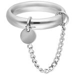 Anello in acciaio chirurgico argento con dettaglio a catena su sfondo bianco