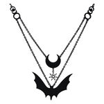 Collana nera con ciondolo a mezzaluna e pipistrello su sfondo bianco