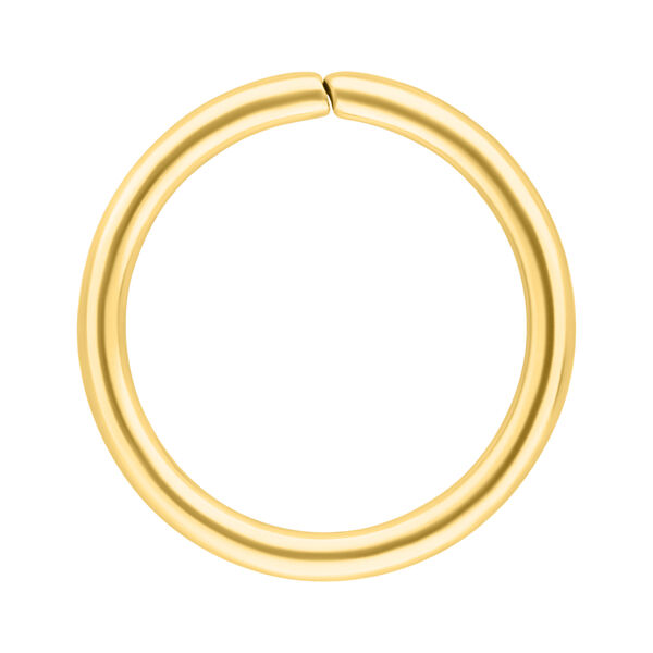 Anillo dorado sin costuras de acero quirúrgico sobre fondo blanco