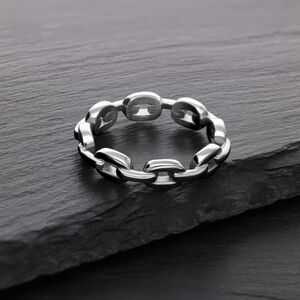 Silberner Link Chain Ring aus Chirurgenstahl Silberner Link Chain Ring aus Chirurgenstahl auf dunklem Stein