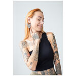 Mujer con tatuajes lleva grandes pendientes Bulldog Hoops