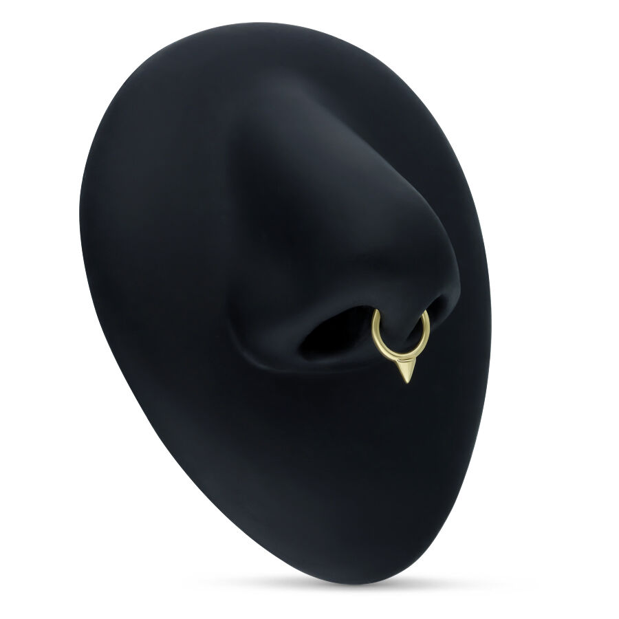 Aro de piercing cónico dorado en modelo de cabeza negro sobre fondo neutroAro de piercing cónico dorado en modelo de cabeza negro sobre fondo neutroAro de piercing cónico dorado en modelo de cabeza negro sobre fondo neutro