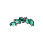 Accesorio de piercing plateado con cristales verdes esmeralda, orientado a la izquierda