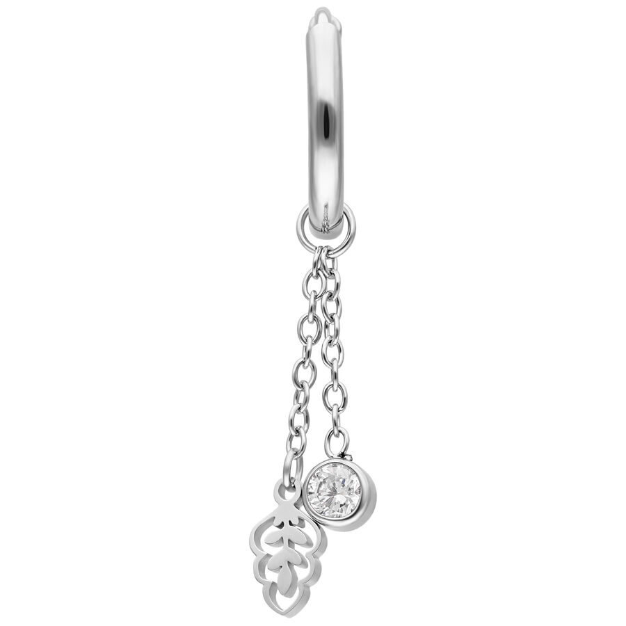 Orecchino color argento con pendente a catena e piccolo cristallo su sfondo bianco