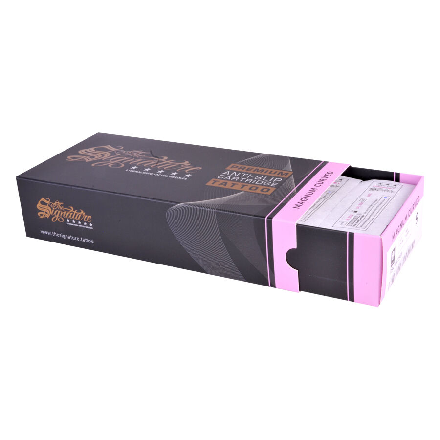 Scatola nera con Magnum Curved Cartridges su sfondo bianco