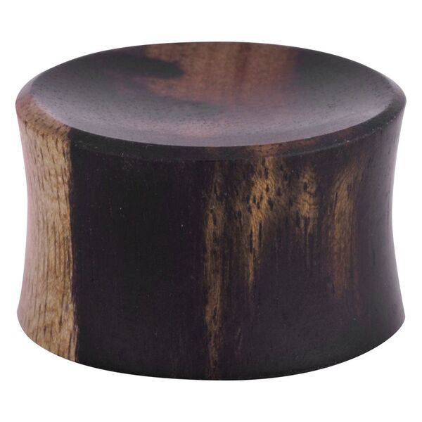 Plug de madera cóncavo oscuro de ébano sobre fondo blanco