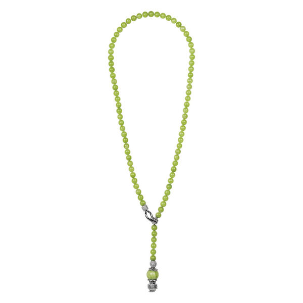 Collar con perlas verde claro y cierre plateado sobre fondo blanco