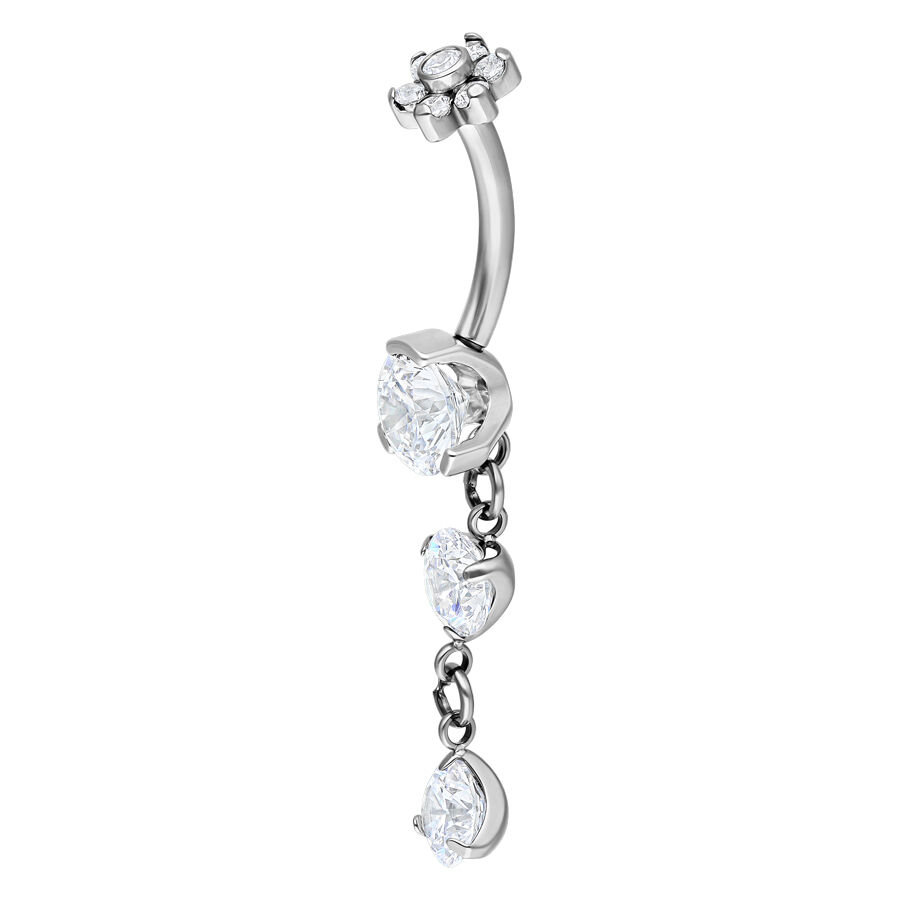 Bananabell in argento con cristalli chiari, asta curva, ciondoli a cuore pendenti su sfondo bianco