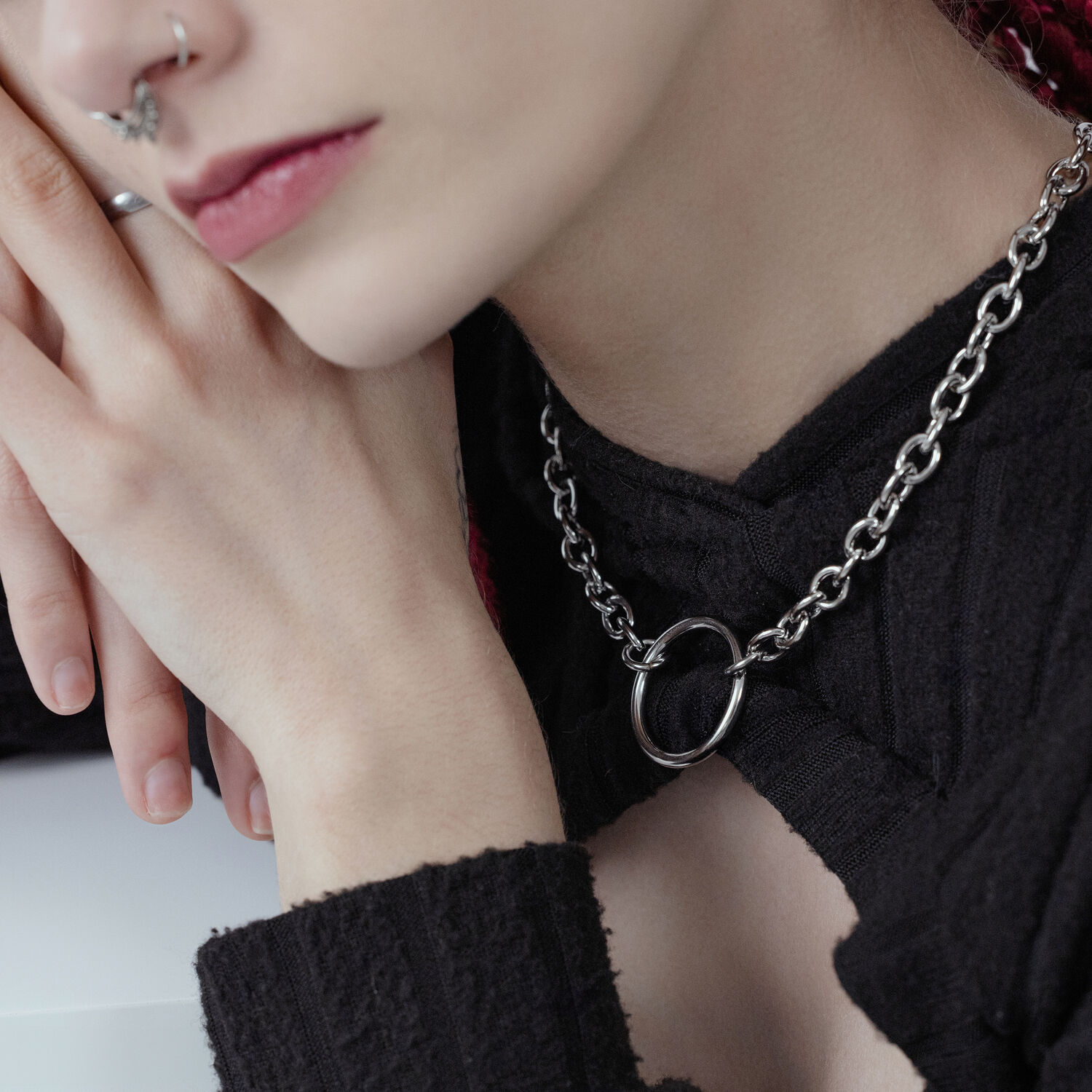 Stylische O Halskette aus Chirurgenstahl Unisex O Halskette aus schwarzem und silbernem Chirurgenstahl an Person