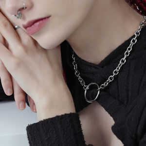 Stylische O Halskette aus Chirurgenstahl Unisex O Halskette aus schwarzem und silbernem Chirurgenstahl an Person