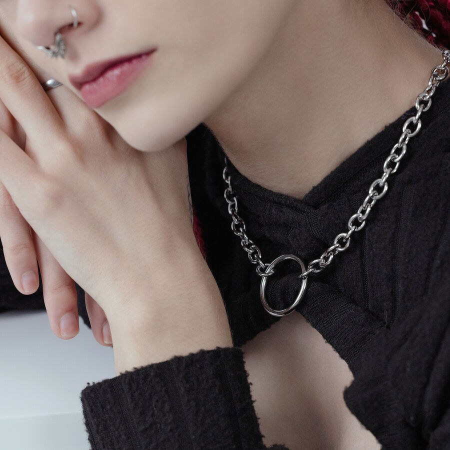 Unisex O Halskette aus schwarzem und silbernem Chirurgenstahl an Person