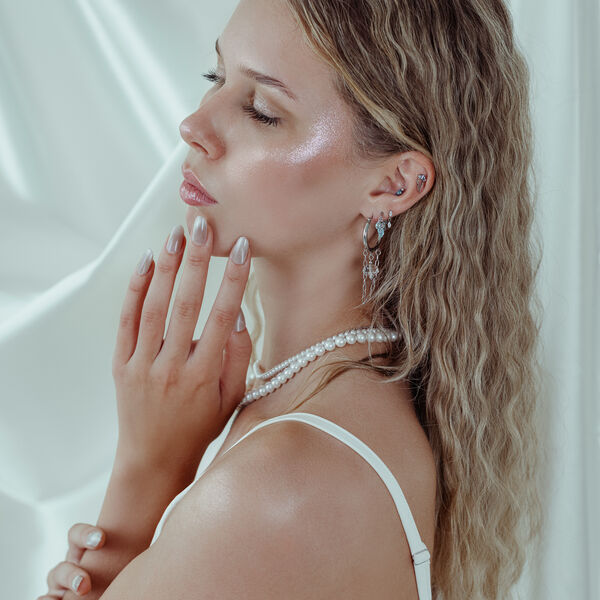 Donna con orecchino, Push Fit Ocean Gleam cristallo, cristalli argento e lavanda