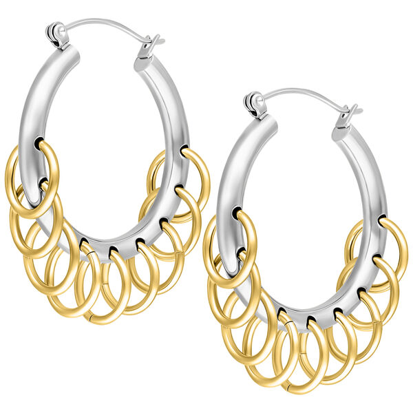 Aros de plata con anillos dorados sobre fondo blanco