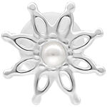 Labret plateado con diseño en forma de flor y detalle de perla sobre fondo blanco