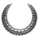 Ear Saddles Maori in argento da 8,0 mm su sfondo bianco