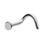 Piercing nasal de titanio plateado y curvado sobre fondo blanco