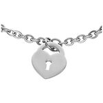 Bracciale in argento con ciondolo a forma di cuore su sfondo bianco