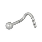 Piercing nasal plateado con bola y barra curva de titanio sobre fondo blanco