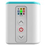 Batteria bianca con display LED e pulsanti su sfondo bianco