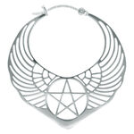 Pendiente plateado con diseño de pentagrama alado sobre fondo blanco