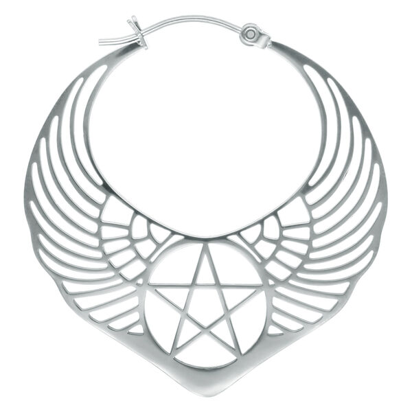 Pendiente plateado con diseño de pentagrama alado sobre fondo blanco
