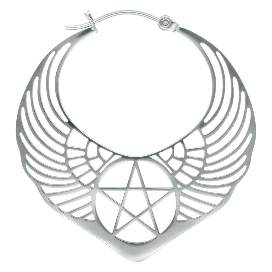 Pendiente plateado con diseño de pentagrama alado sobre fondo blanco