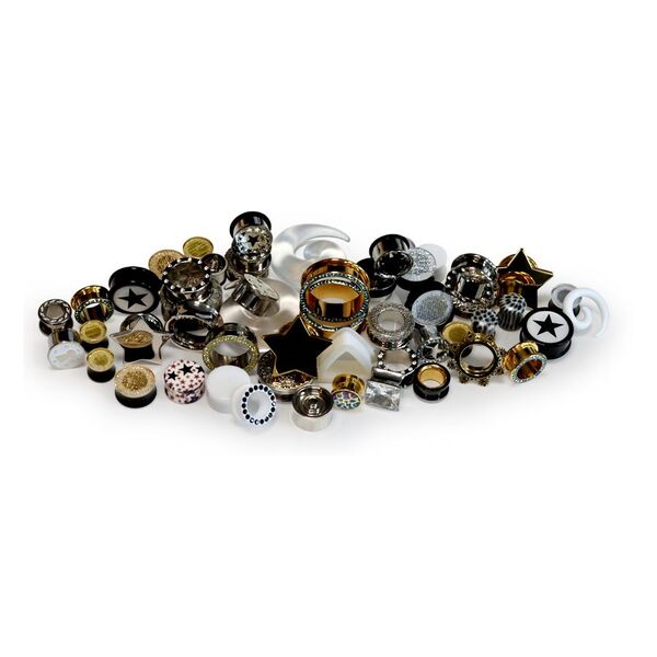 Erilaisia akryyli-, silikoni- ja teräslävistyksiä tähtikuvioilla valkoisella taustalla