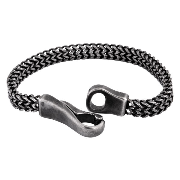 Bracciale nero opaco con motivo in pizzo in acciaio chirurgico su sfondo bianco